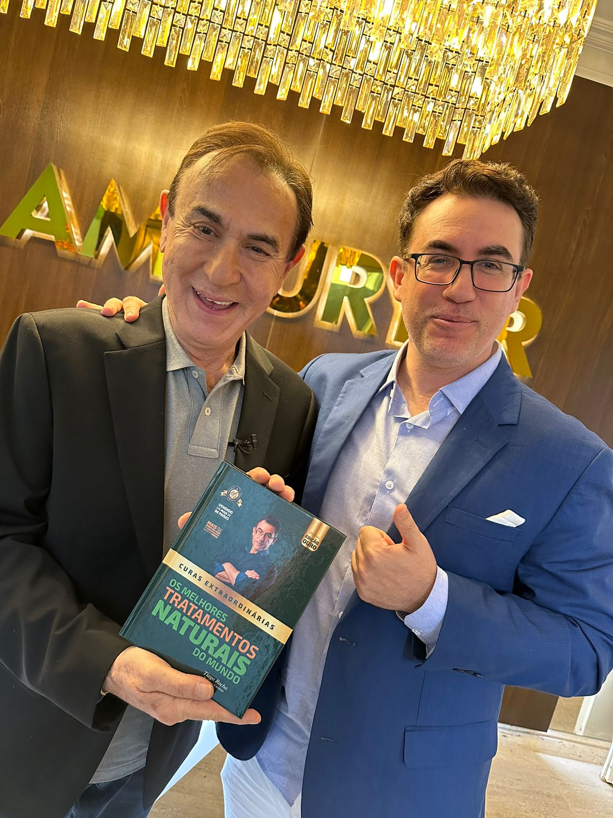 Artista com o livro Curas Extraordinárias