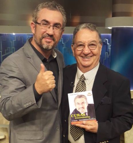 Artista com o livro Curas Extraordinárias