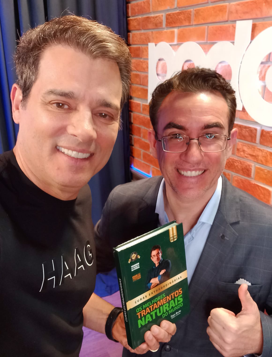 Artista com o livro Curas Extraordinárias