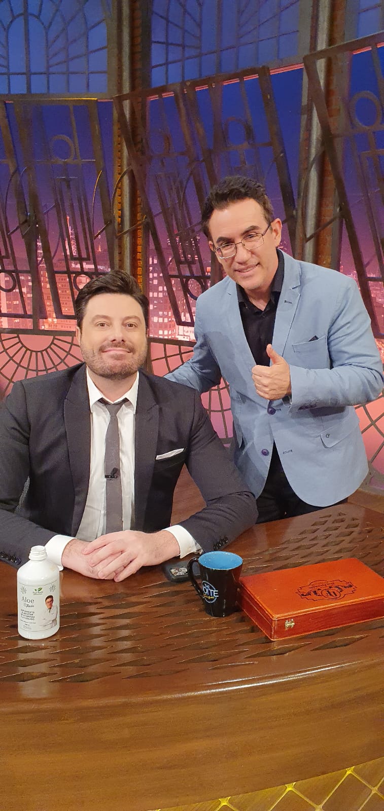 Artista com o livro Curas Extraordinárias