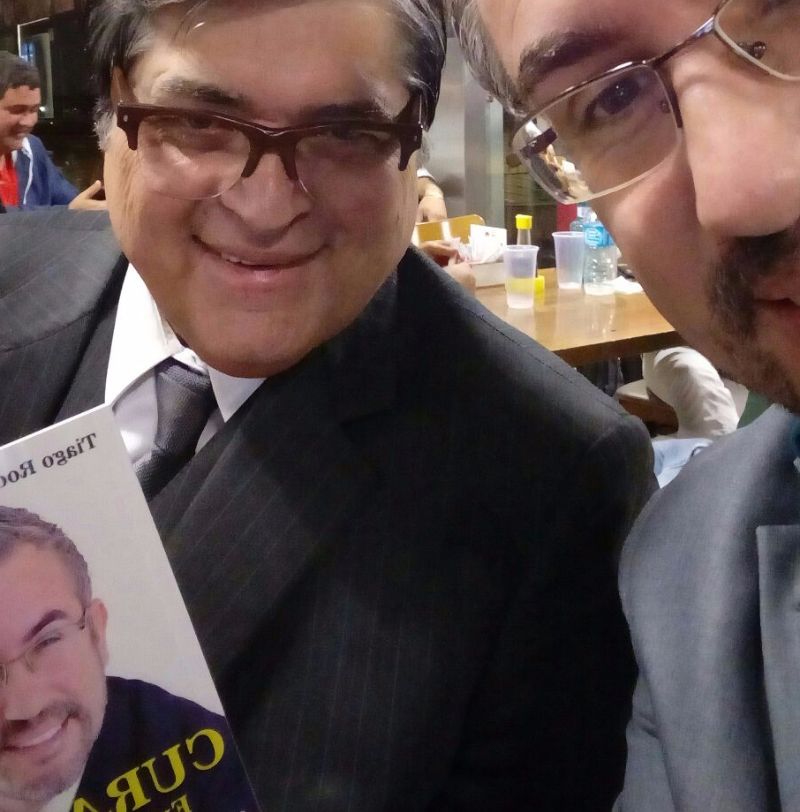 Artista com o livro Curas Extraordinárias