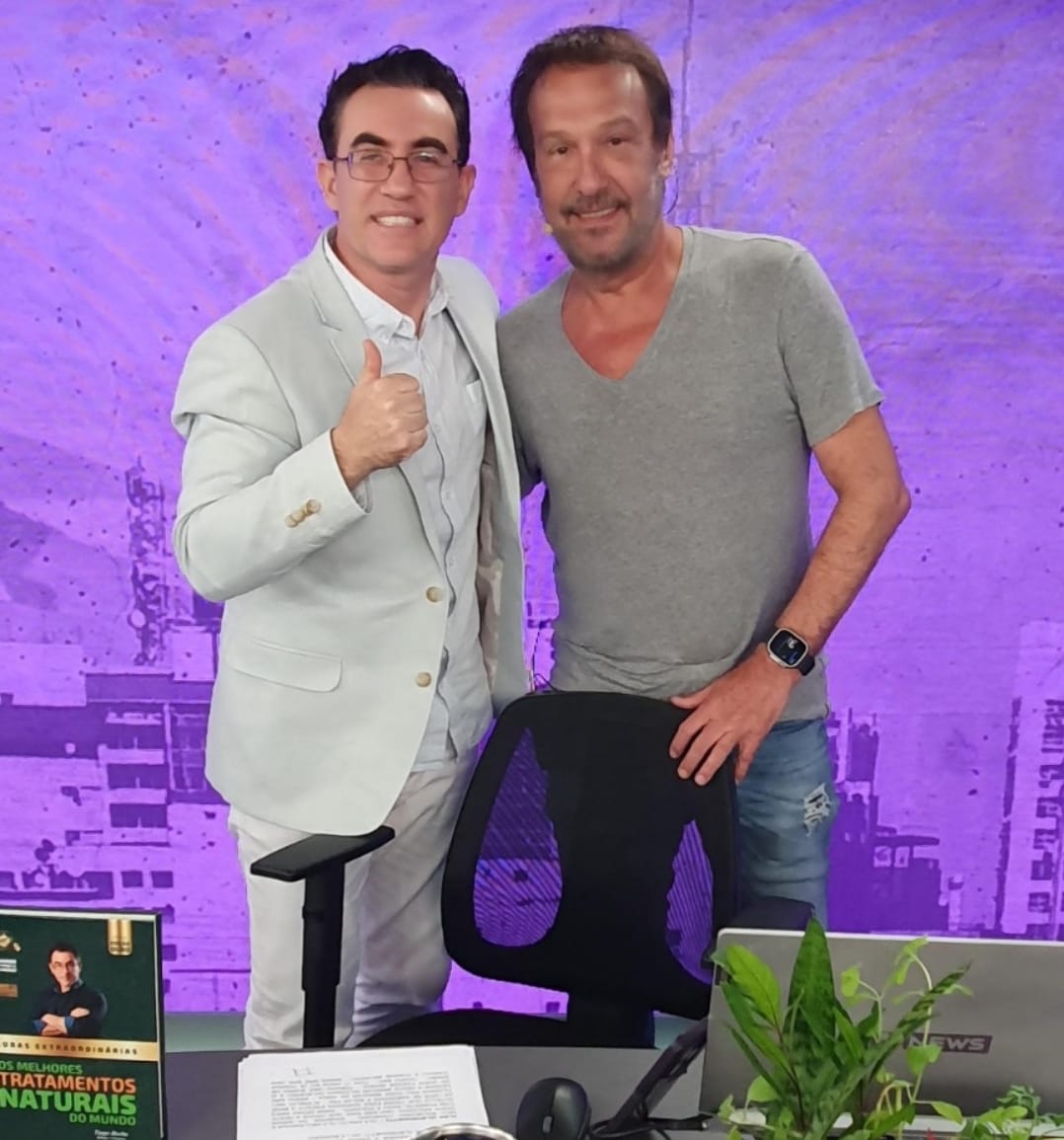 Artista com o livro Curas Extraordinárias