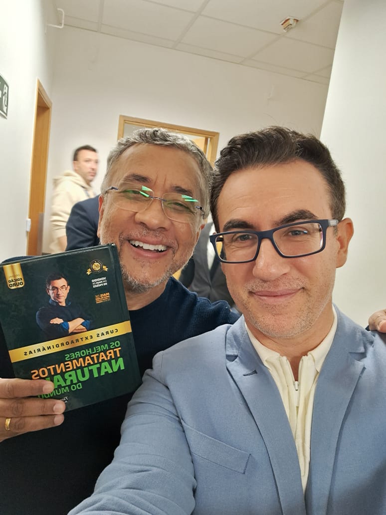 Artista com o livro Curas Extraordinárias