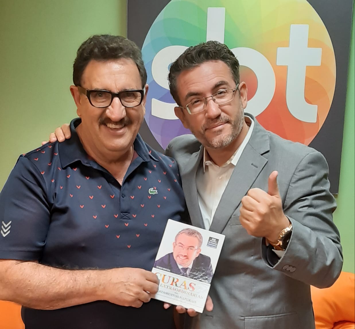 Artista com o livro Curas Extraordinárias